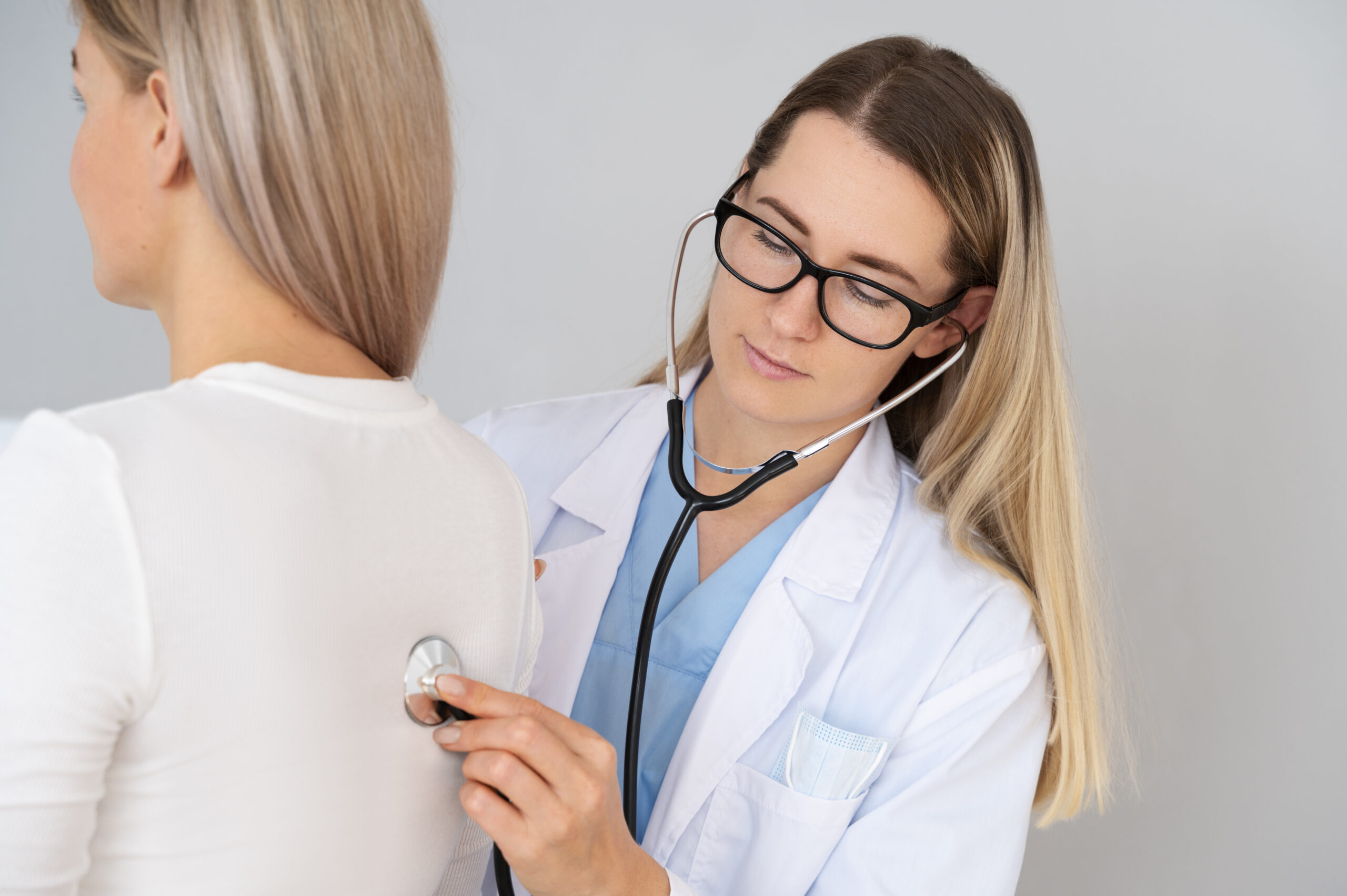 Врач слушает пациента фонендоскопом