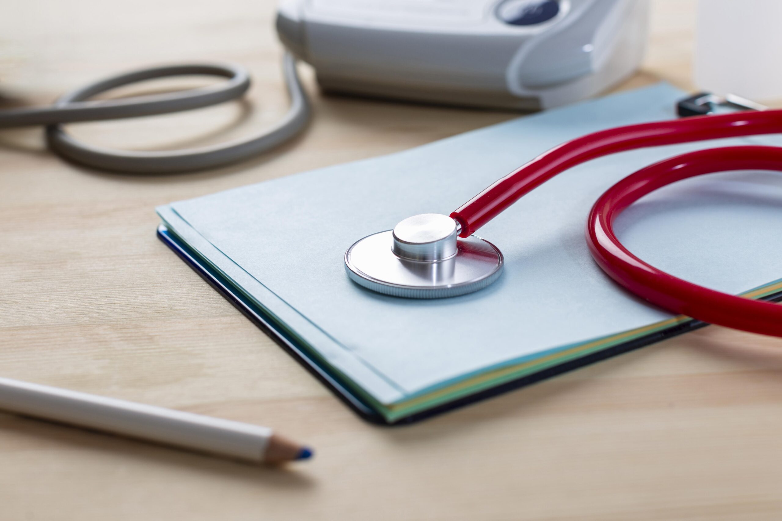 стетоскоп лежит на столе