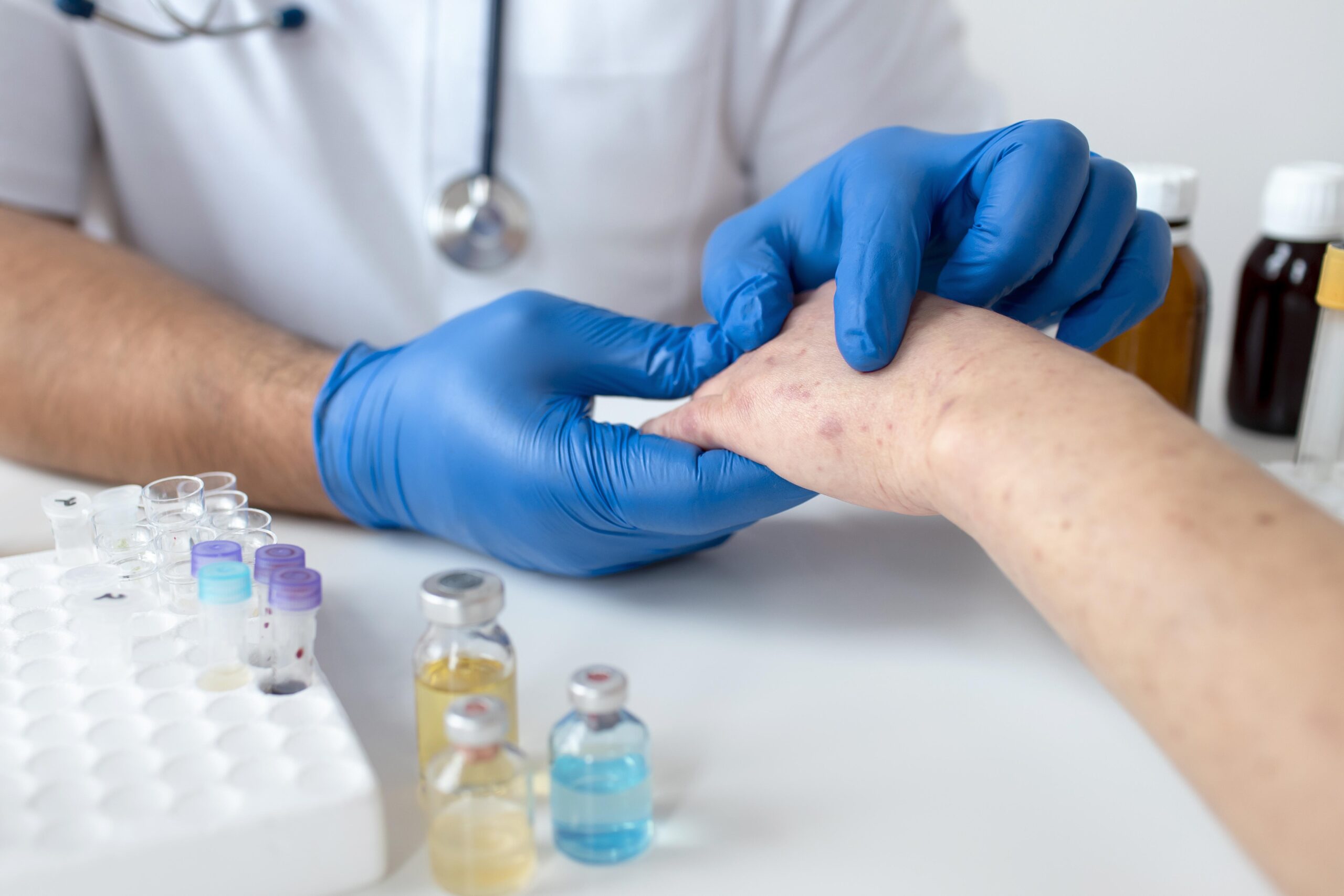 врач проверяет реакцию пациента