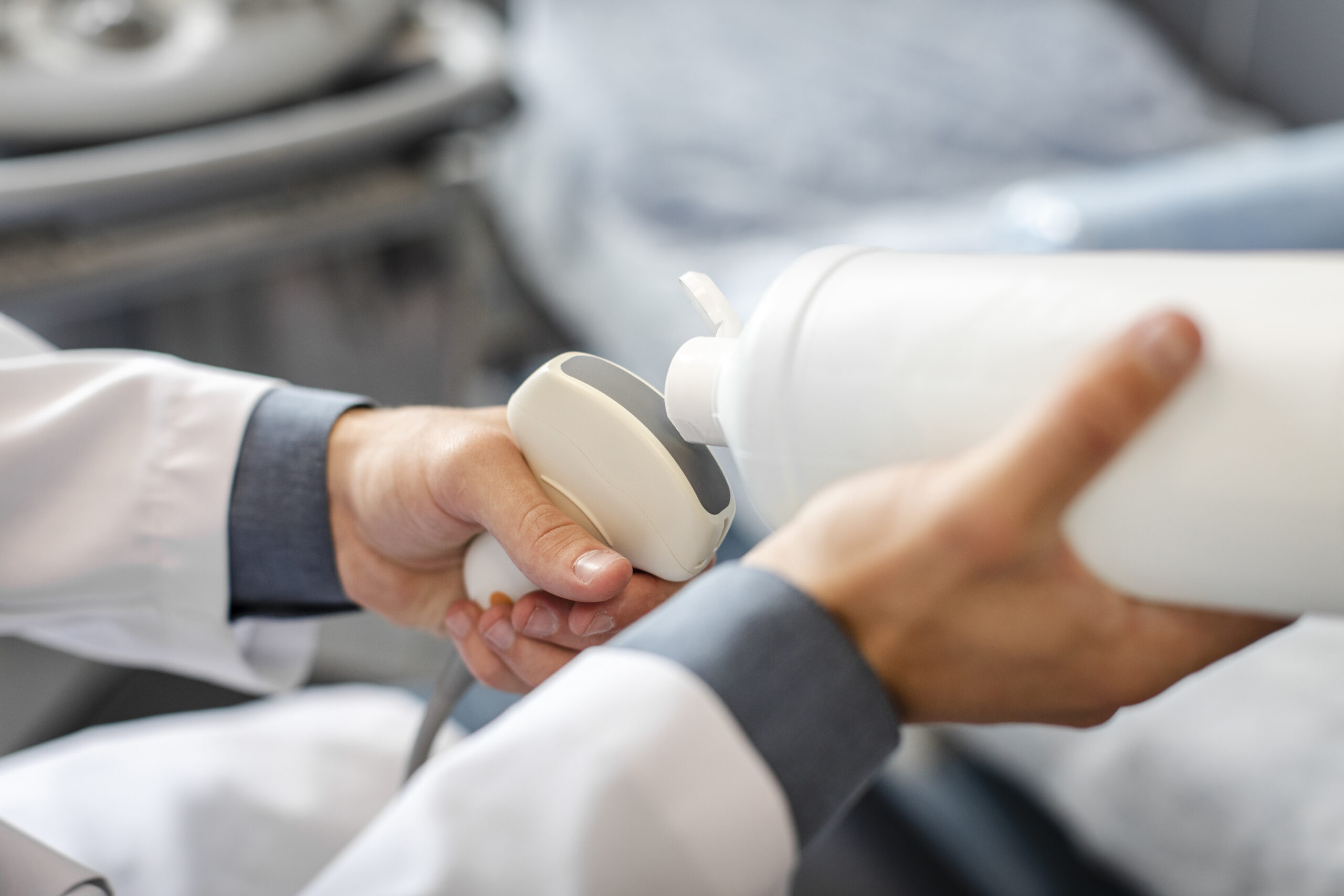 доктор держит датчик для УЗИ