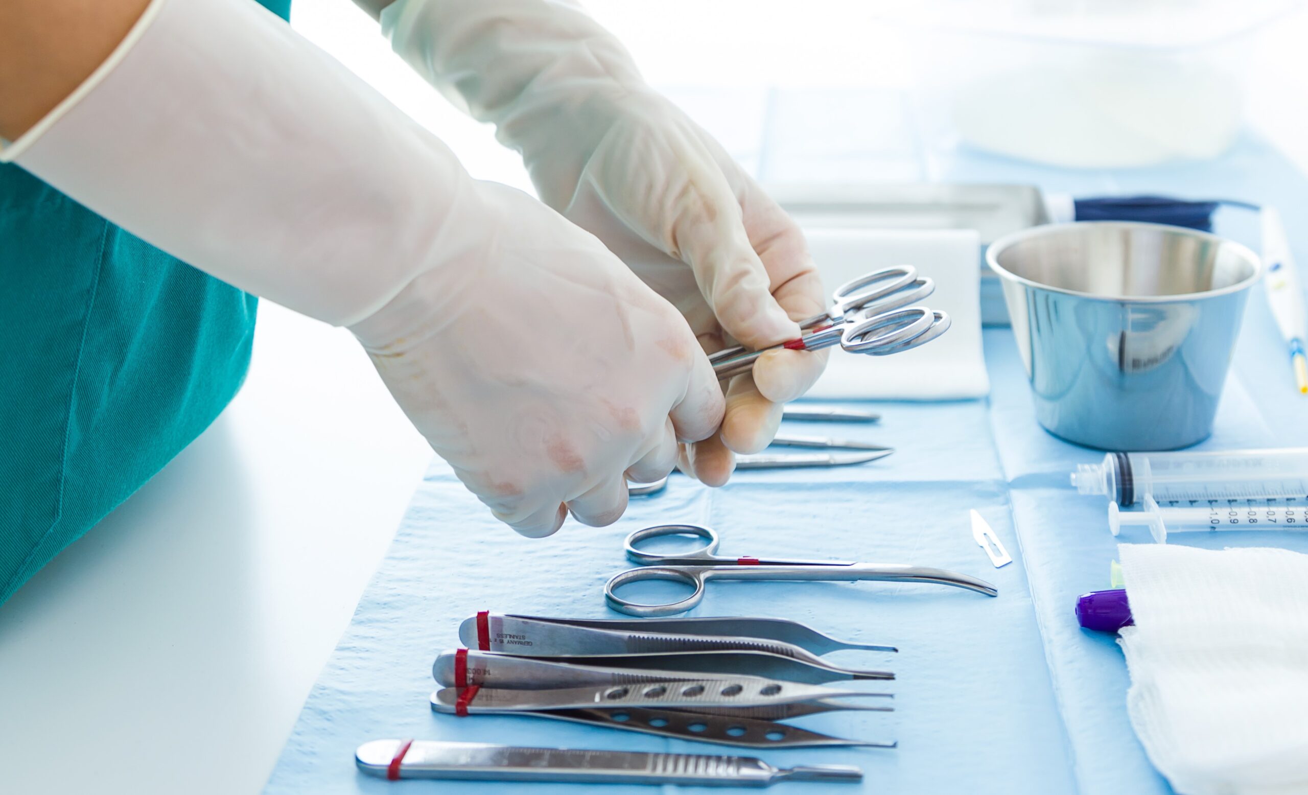 доктор раскладывает инструменты