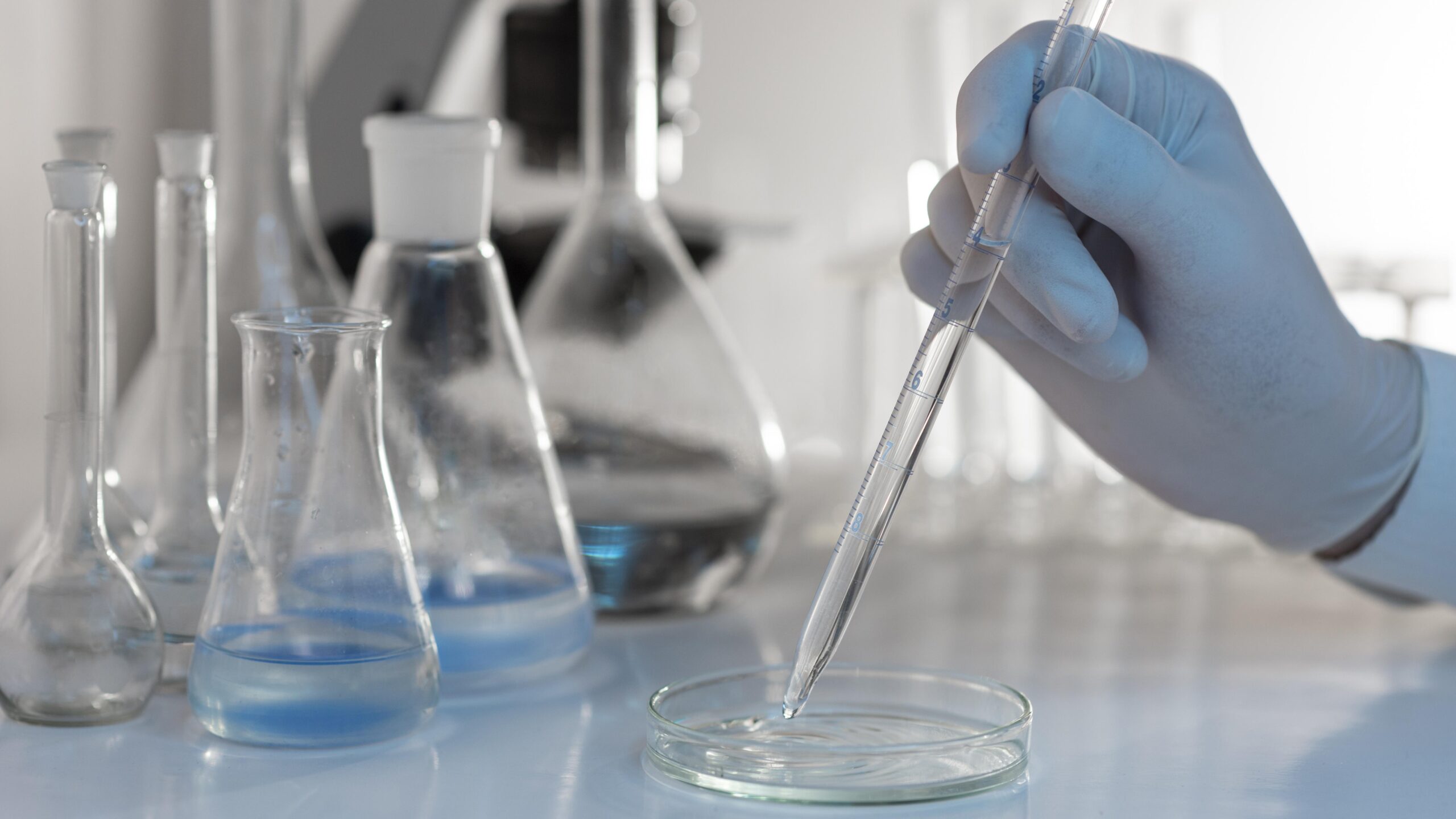 лабораторное исследование проводит