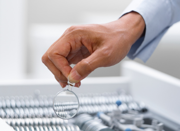 Врач выбирает линзу для очков