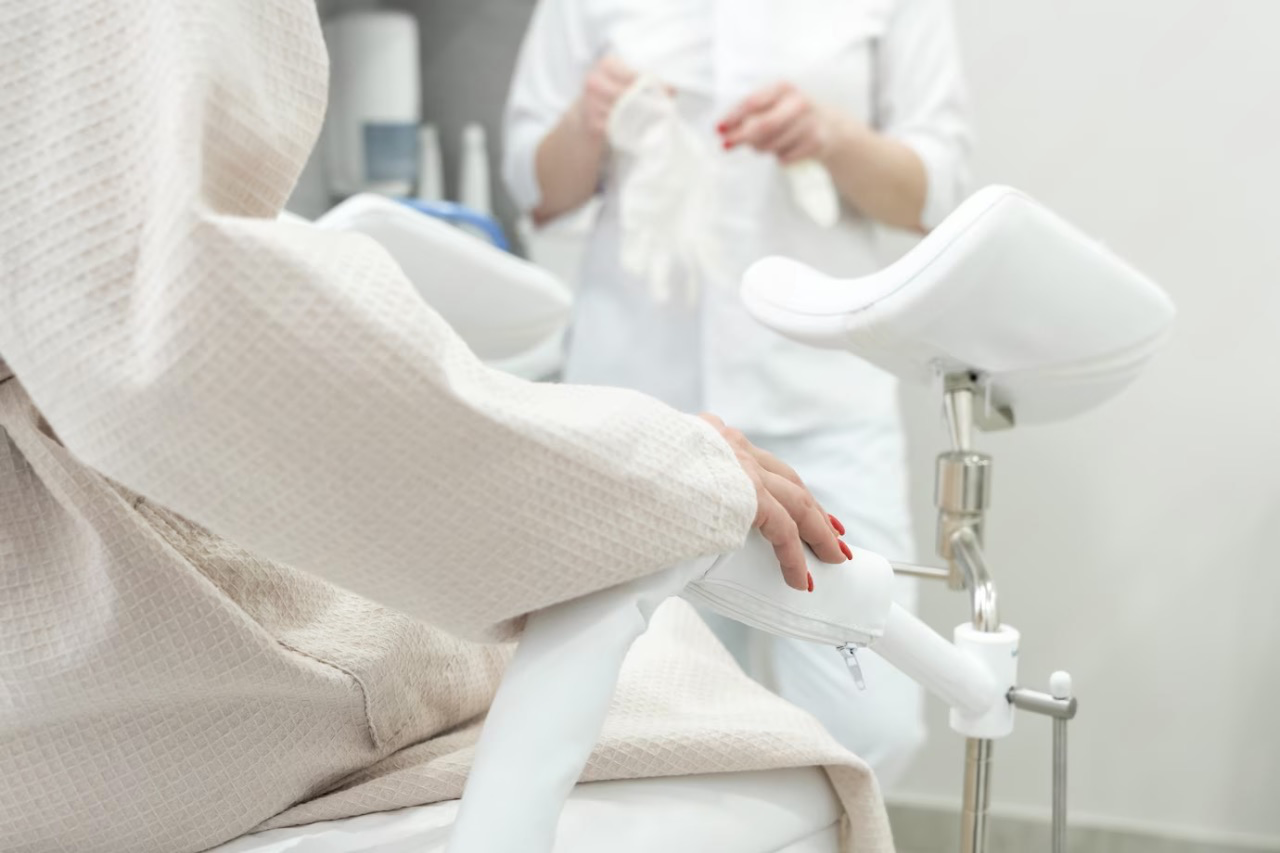 Кресло гинекологическое, пациентка в нем сидит