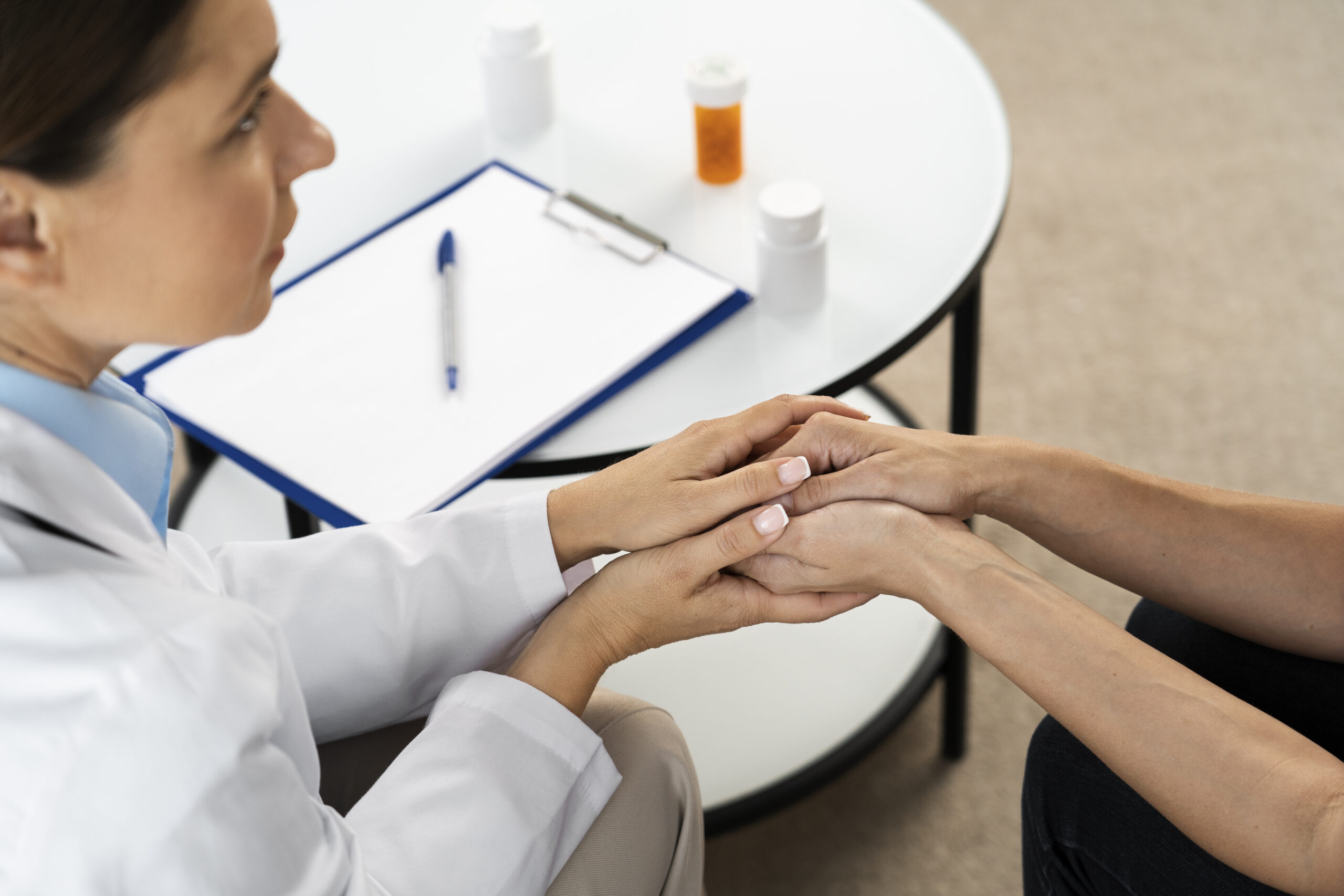 врач поддерживает пациента