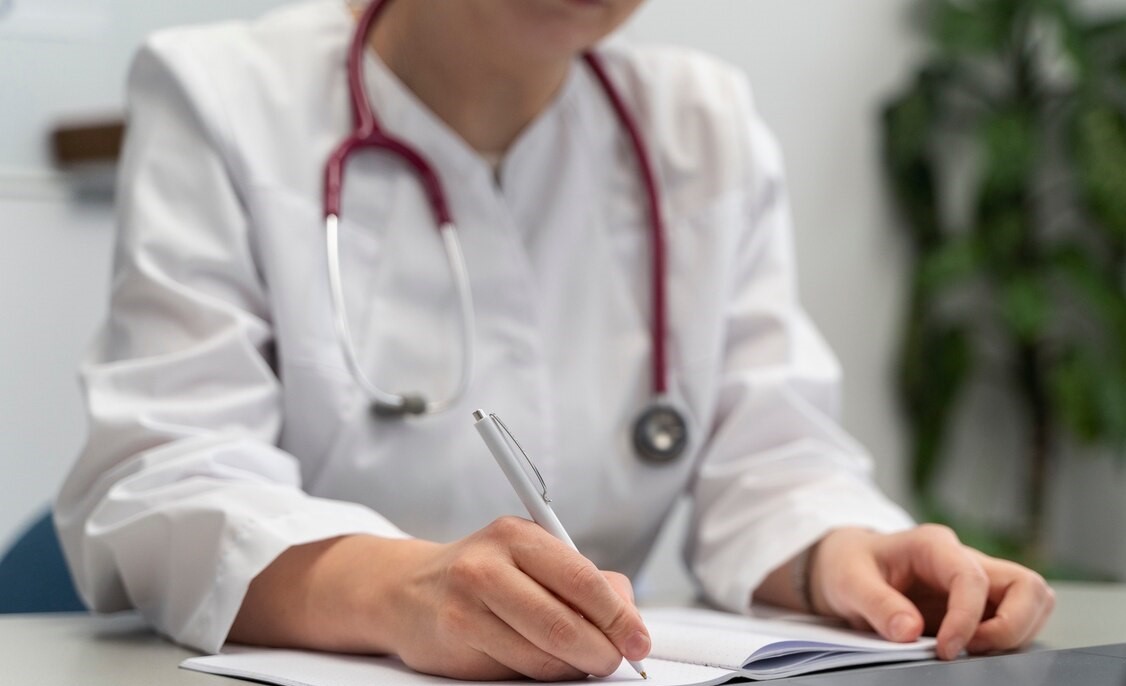 Врач пишет назначение для пациента