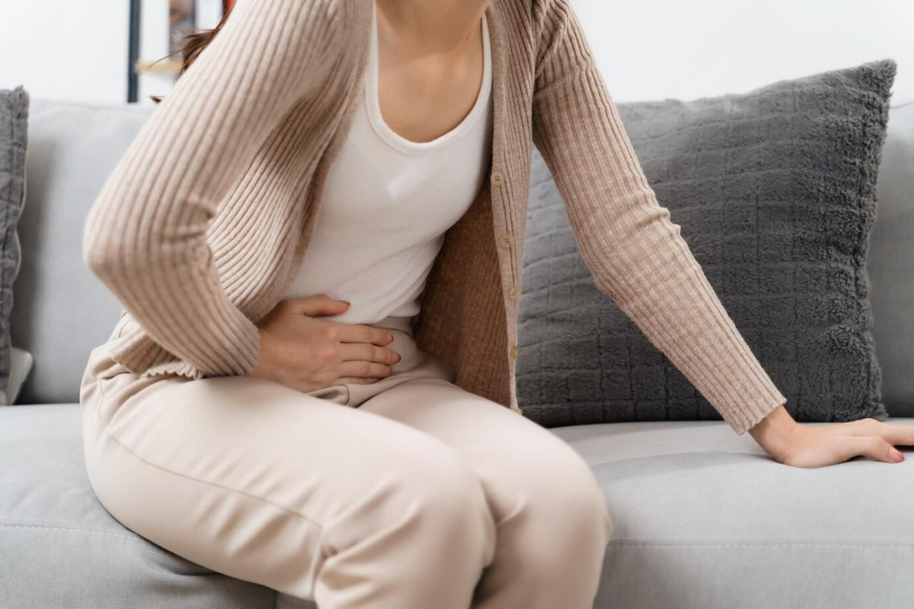 девушка держится за низ живота