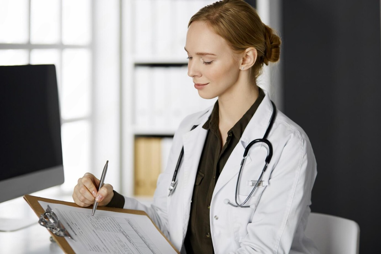 Врач пишет азначение на планшете